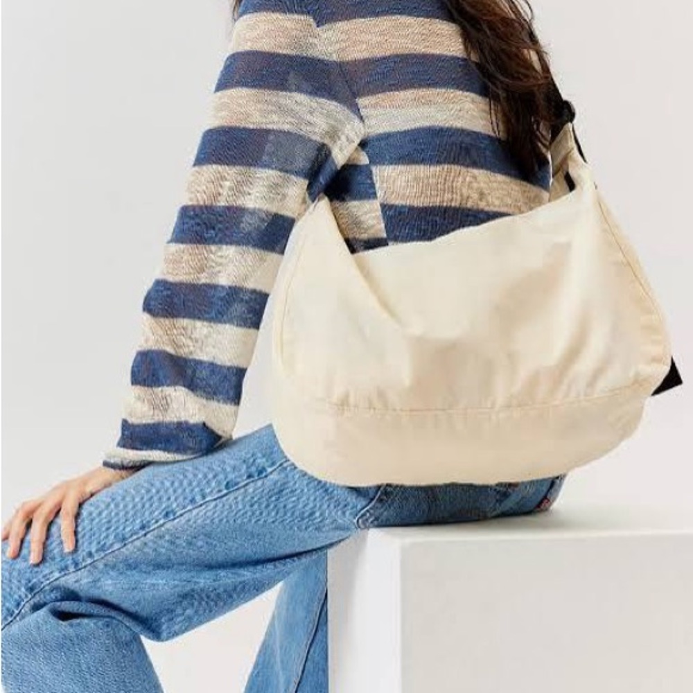 NWT Medium Crescent Baggu Ivory White
UO Exclusive